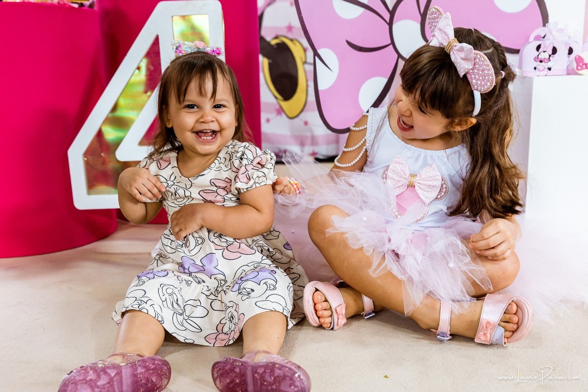 Festa de 4 anos de Helena na Vila do Brincar, com tema Minnie da Disney, cheia de brincadeiras, diversão para as crianças e muito carinho de familiares e amigos. Fotografia de aniversario infantil em natal rn. Festa infantil de menina com bolo e doce.