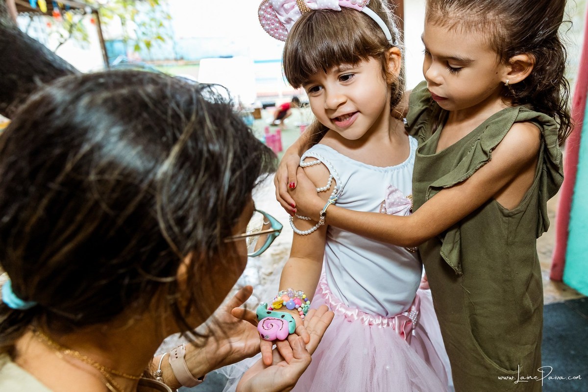 Festa de 4 anos de Helena na Vila do Brincar, com tema Minnie da Disney, cheia de brincadeiras, diversão para as crianças e muito carinho de familiares e amigos. Fotografia de aniversario infantil em natal rn. Festa infantil de menina com bolo e doce.
