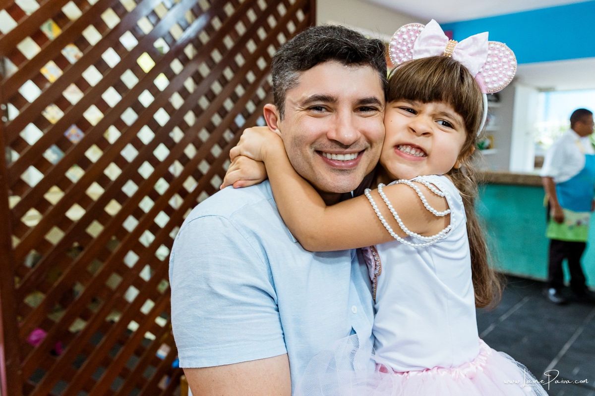 Festa de 4 anos de Helena na Vila do Brincar, com tema Minnie da Disney, cheia de brincadeiras, diversão para as crianças e muito carinho de familiares e amigos. Fotografia de aniversario infantil em natal rn. Festa infantil de menina com bolo e doce.