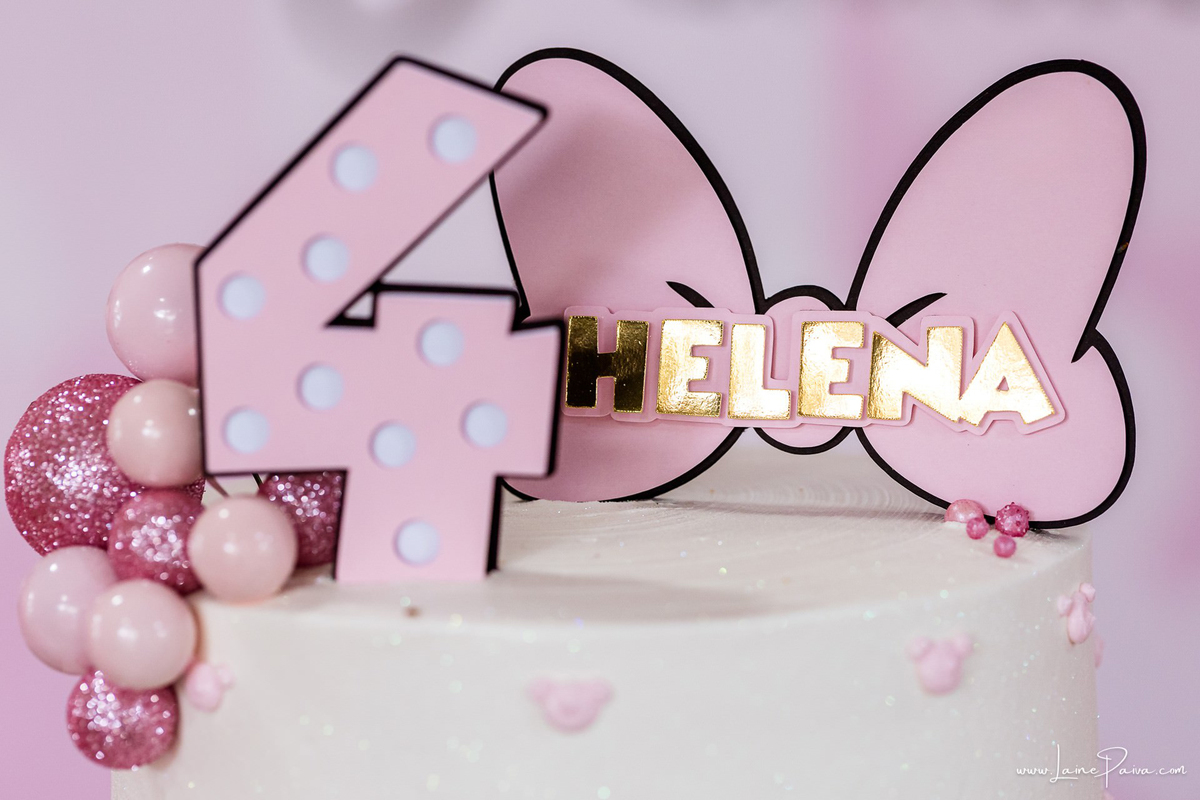 Festa de 4 anos de Helena na Vila do Brincar, com tema Minnie da Disney, cheia de brincadeiras, diversão para as crianças e muito carinho de familiares e amigos. Fotografia de aniversario infantil em natal rn. Festa infantil de menina com bolo e doce.