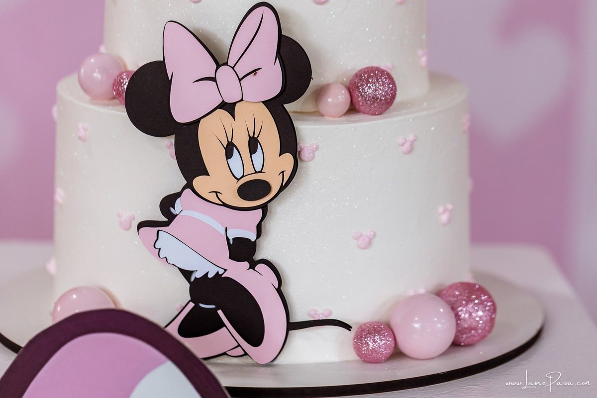 Festa de 4 anos de Helena na Vila do Brincar, com tema Minnie da Disney, cheia de brincadeiras, diversão para as crianças e muito carinho de familiares e amigos. Fotografia de aniversario infantil em natal rn. Festa infantil de menina com bolo e doce.