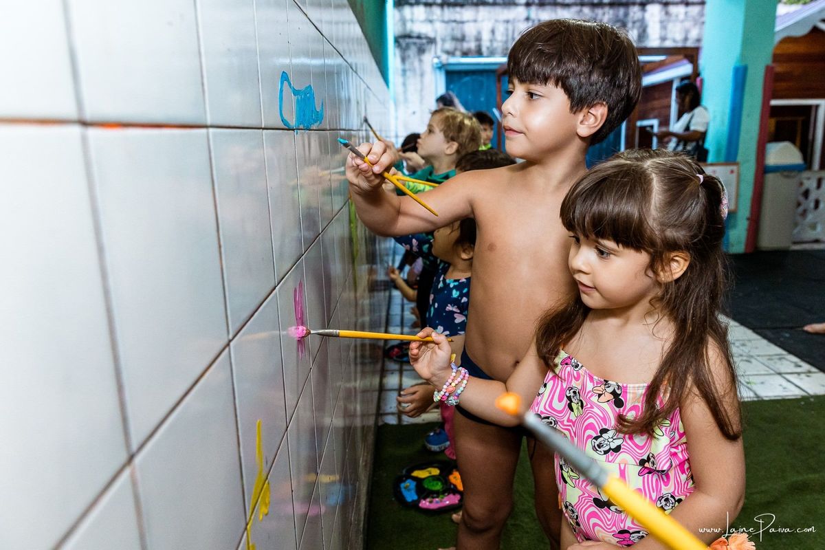 Festa de 4 anos de Helena na Vila do Brincar, com tema Minnie da Disney, cheia de brincadeiras, diversão para as crianças e muito carinho de familiares e amigos. Fotografia de aniversario infantil em natal rn. Festa infantil de menina com bolo e doce.