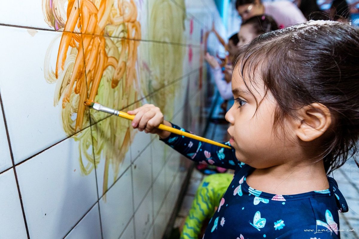 Festa de 4 anos de Helena na Vila do Brincar, com tema Minnie da Disney, cheia de brincadeiras, diversão para as crianças e muito carinho de familiares e amigos. Fotografia de aniversario infantil em natal rn. Festa infantil de menina com bolo e doce.