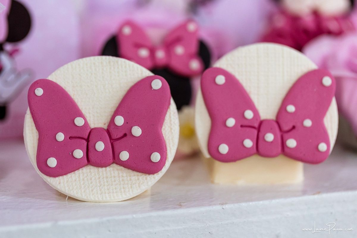 Festa de 4 anos de Helena na Vila do Brincar, com tema Minnie da Disney, cheia de brincadeiras, diversão para as crianças e muito carinho de familiares e amigos. Fotografia de aniversario infantil em natal rn. Festa infantil de menina com bolo e doce.