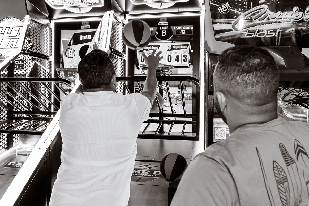 Festa de 10 anos de Maria Isis na Game Station do North Shopping, com tema borboleta, cheia de brincadeiras, diversão para as crianças e muito carinho de familiares e amigos. Fotografia de aniversario infantil em natal rn. Festa infantil de menina com bol