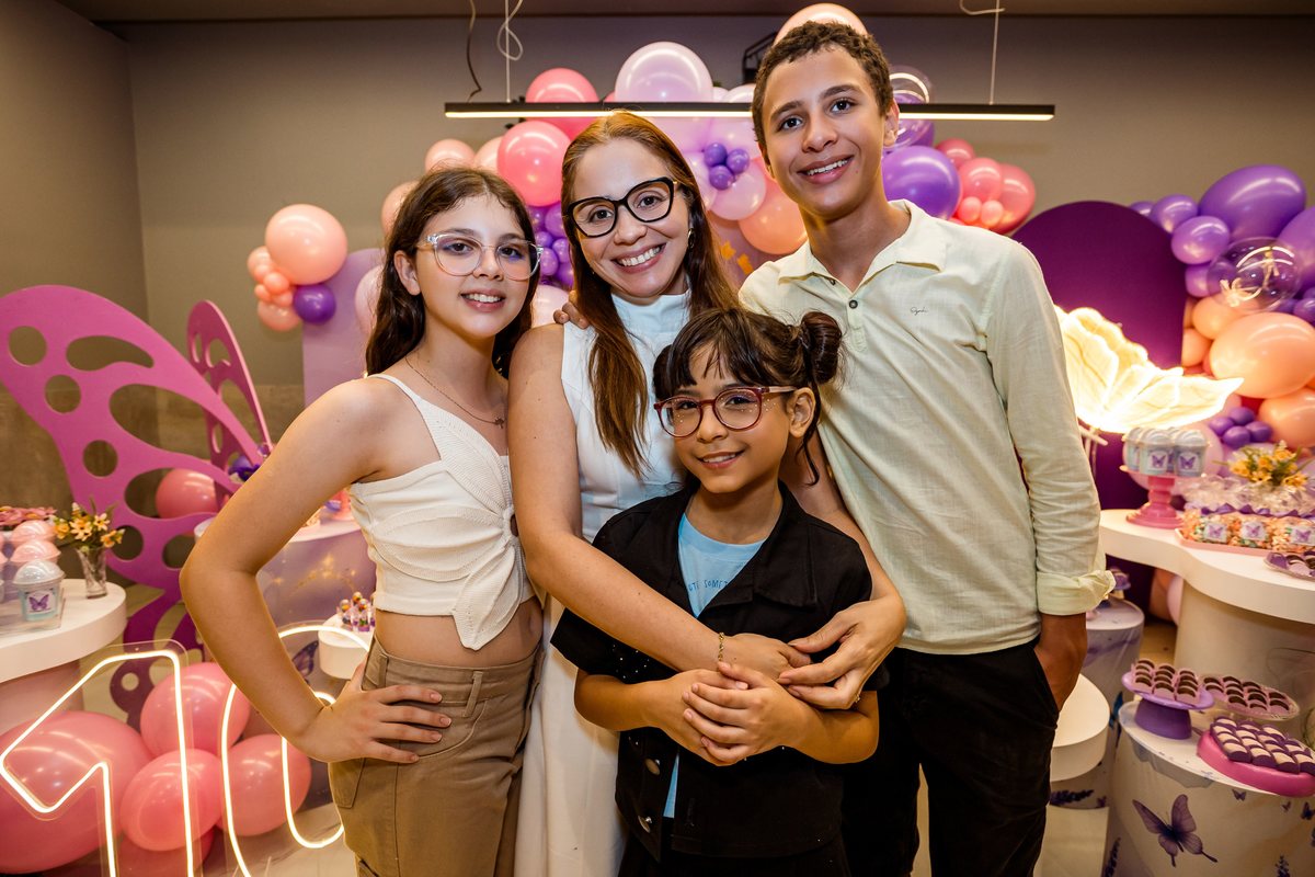 Festa de 10 anos de Maria Isis na Game Station do North Shopping, com tema borboleta, cheia de brincadeiras, diversão para as crianças e muito carinho de familiares e amigos. Fotografia de aniversario infantil em natal rn. Festa infantil de menina com bol