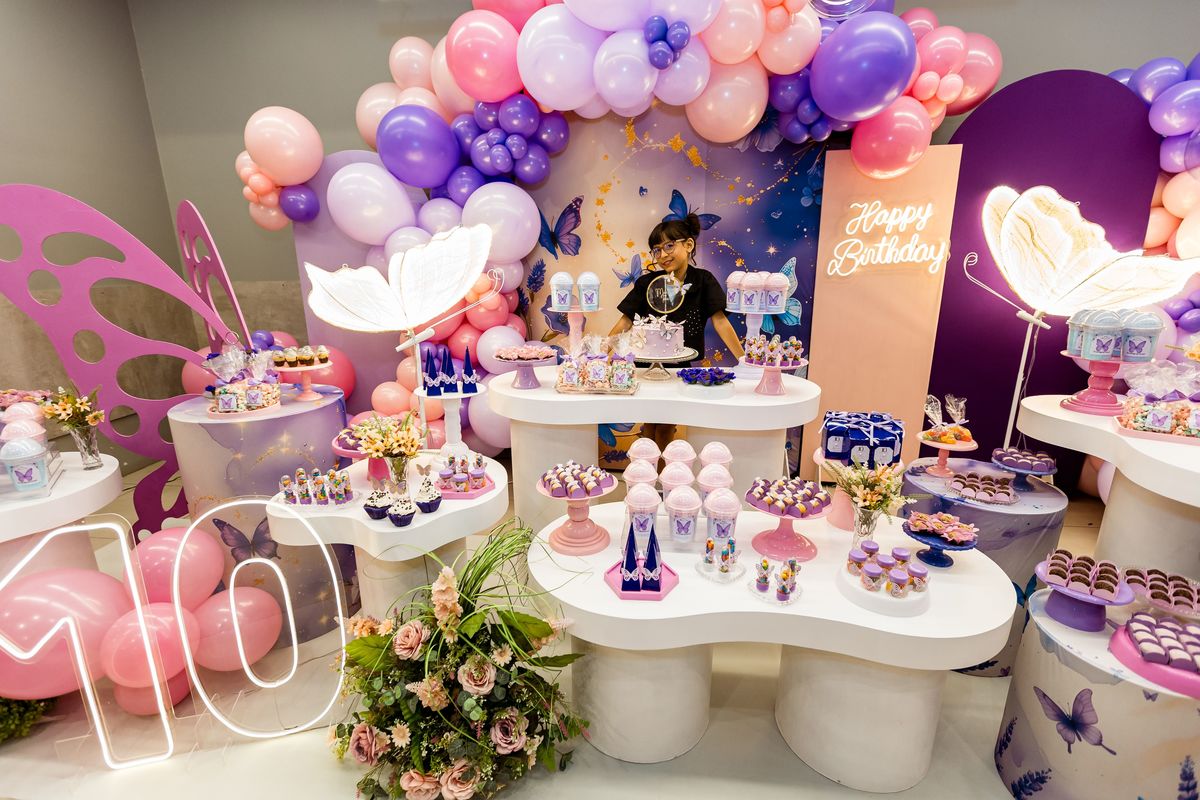 Festa de 10 anos de Maria Isis na Game Station do North Shopping, com tema borboleta, cheia de brincadeiras, diversão para as crianças e muito carinho de familiares e amigos. Fotografia de aniversario infantil em natal rn. Festa infantil de menina com bol