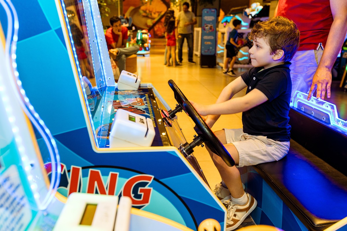 Festa de 10 anos de Maria Isis na Game Station do North Shopping, com tema borboleta, cheia de brincadeiras, diversão para as crianças e muito carinho de familiares e amigos. Fotografia de aniversario infantil em natal rn. Festa infantil de menina com bol