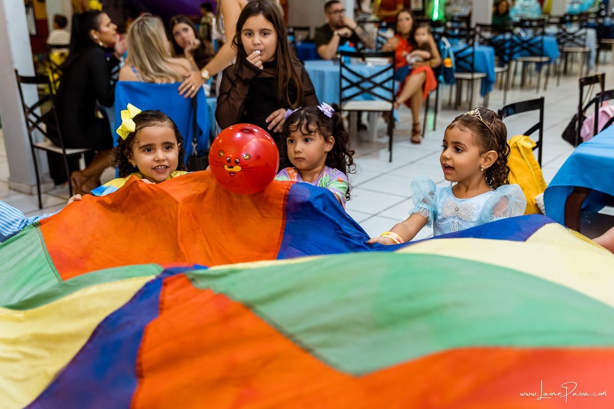 Festa de 4 anos de Laura na Carollyne Provençal Prime, com tema Cinderela  princesa da Disney, cheia de brincadeiras, diversão. Fotografia de aniversario infantil em natal rn. Festa infantil com bolo, doces, brinquedos, companhia Era Uma Vez.