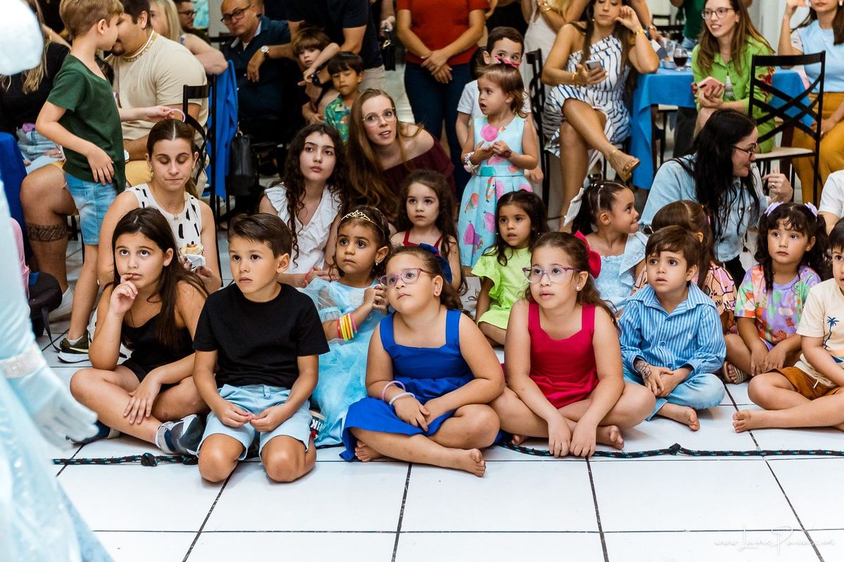Festa de 4 anos de Laura na Carollyne Provençal Prime, com tema Cinderela  princesa da Disney, cheia de brincadeiras, diversão. Fotografia de aniversario infantil em natal rn. Festa infantil com bolo, doces, brinquedos, companhia Era Uma Vez.