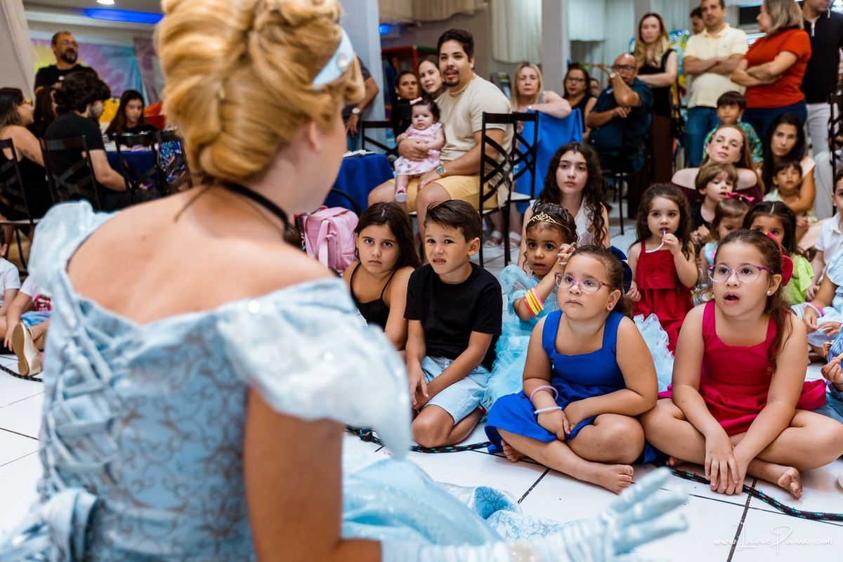 Festa de 4 anos de Laura na Carollyne Provençal Prime, com tema Cinderela  princesa da Disney, cheia de brincadeiras, diversão. Fotografia de aniversario infantil em natal rn. Festa infantil com bolo, doces, brinquedos, companhia Era Uma Vez.
