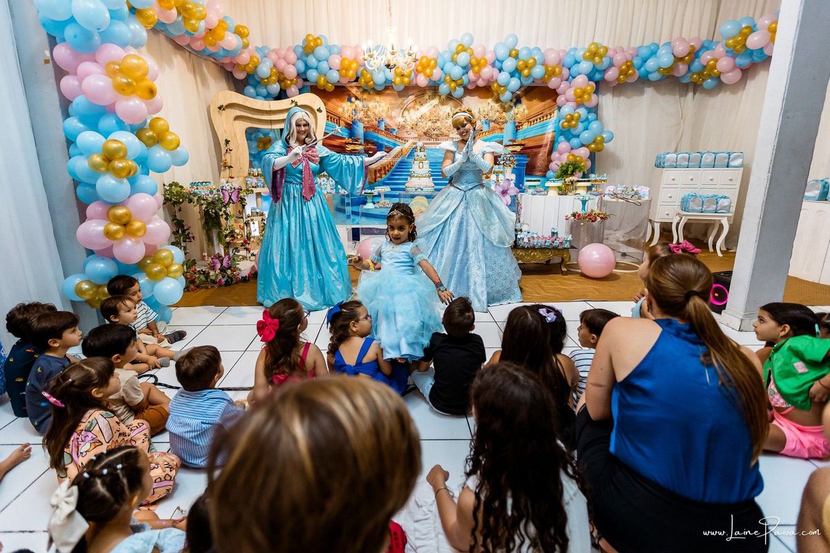 Festa de 4 anos de Laura na Carollyne Provençal Prime, com tema Cinderela  princesa da Disney, cheia de brincadeiras, diversão. Fotografia de aniversario infantil em natal rn. Festa infantil com bolo, doces, brinquedos, companhia Era Uma Vez.