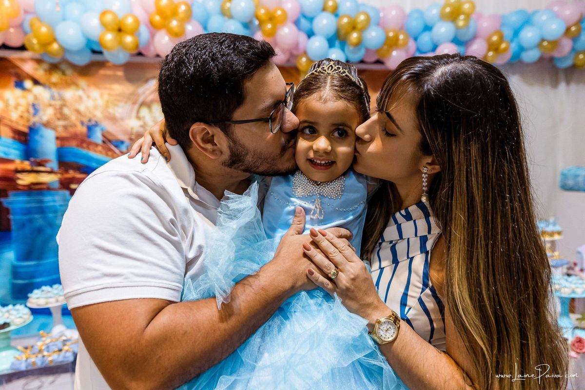 Festa de 4 anos de Laura na Carollyne Provençal Prime, com tema Cinderela  princesa da Disney, cheia de brincadeiras, diversão. Fotografia de aniversario infantil em natal rn. Festa infantil com bolo, doces, brinquedos, companhia Era Uma Vez.
