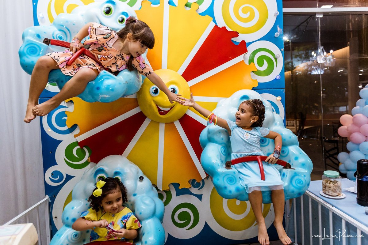 Festa de 4 anos de Laura na Carollyne Provençal Prime, com tema Cinderela  princesa da Disney, cheia de brincadeiras, diversão. Fotografia de aniversario infantil em natal rn. Festa infantil com bolo, doces, brinquedos, companhia Era Uma Vez.
