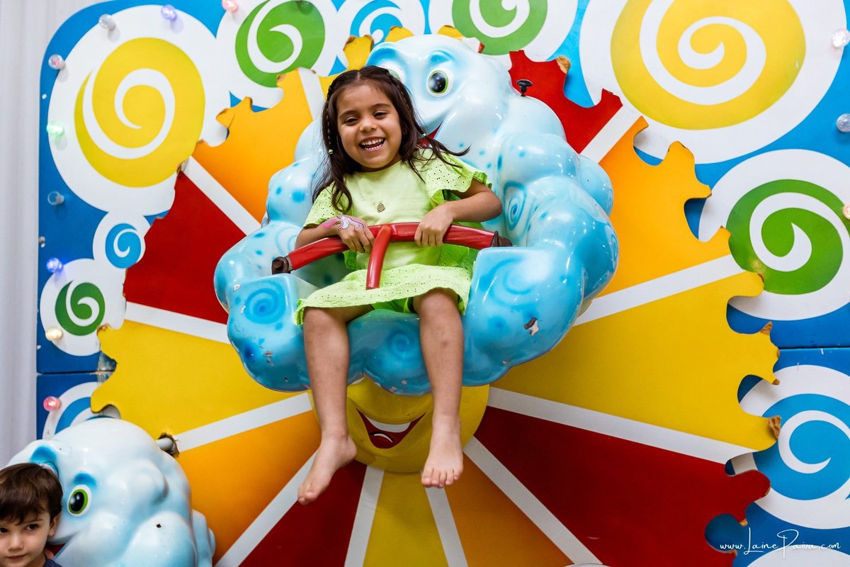 Festa de 4 anos de Laura na Carollyne Provençal Prime, com tema Cinderela  princesa da Disney, cheia de brincadeiras, diversão. Fotografia de aniversario infantil em natal rn. Festa infantil com bolo, doces, brinquedos, companhia Era Uma Vez.