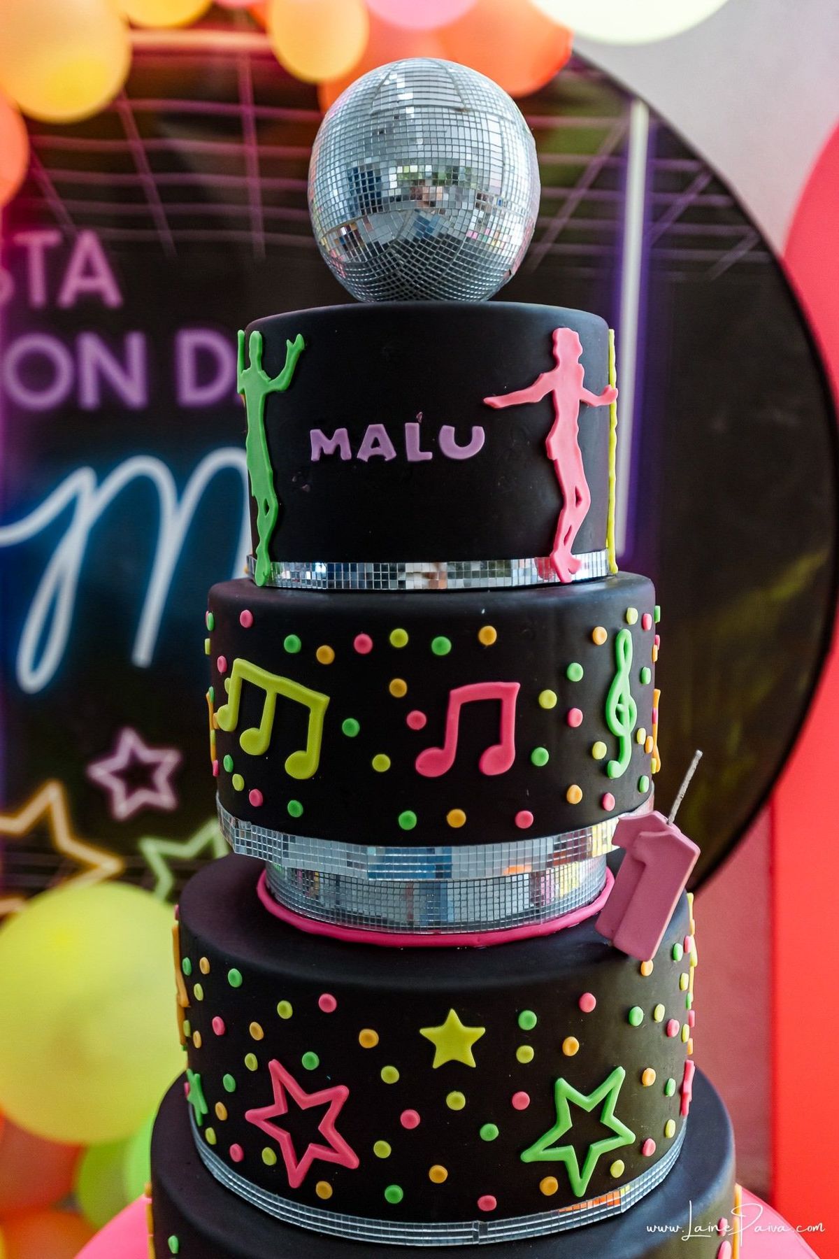 Festa de 11 anos de Malu na Arena Sandsport em Lagoa Nova, com tema balada neon, cheia de brincadeiras, diversão para as crianças e muito carinho de familiares e amigos. Com pula pula, futebol de sabão, animadores. Fotografia de aniversario infantil.