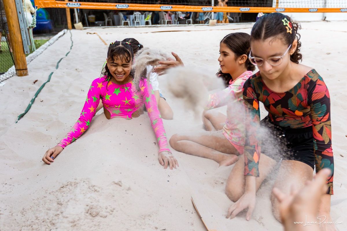 Festa de 11 anos de Malu na Arena Sandsport em Lagoa Nova, com tema balada neon, cheia de brincadeiras, diversão para as crianças e muito carinho de familiares e amigos. Com pula pula, futebol de sabão, animadores. Fotografia de aniversario infantil.