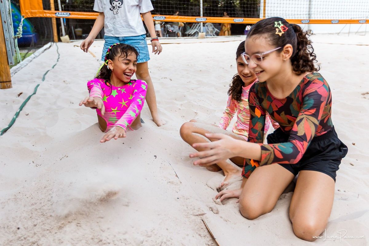 Festa de 11 anos de Malu na Arena Sandsport em Lagoa Nova, com tema balada neon, cheia de brincadeiras, diversão para as crianças e muito carinho de familiares e amigos. Com pula pula, futebol de sabão, animadores. Fotografia de aniversario infantil.