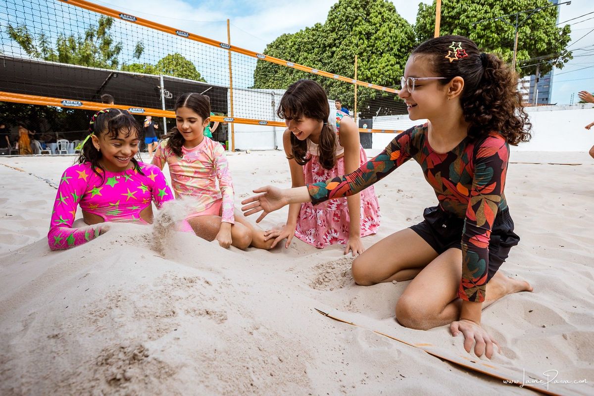 Festa de 11 anos de Malu na Arena Sandsport em Lagoa Nova, com tema balada neon, cheia de brincadeiras, diversão para as crianças e muito carinho de familiares e amigos. Com pula pula, futebol de sabão, animadores. Fotografia de aniversario infantil.