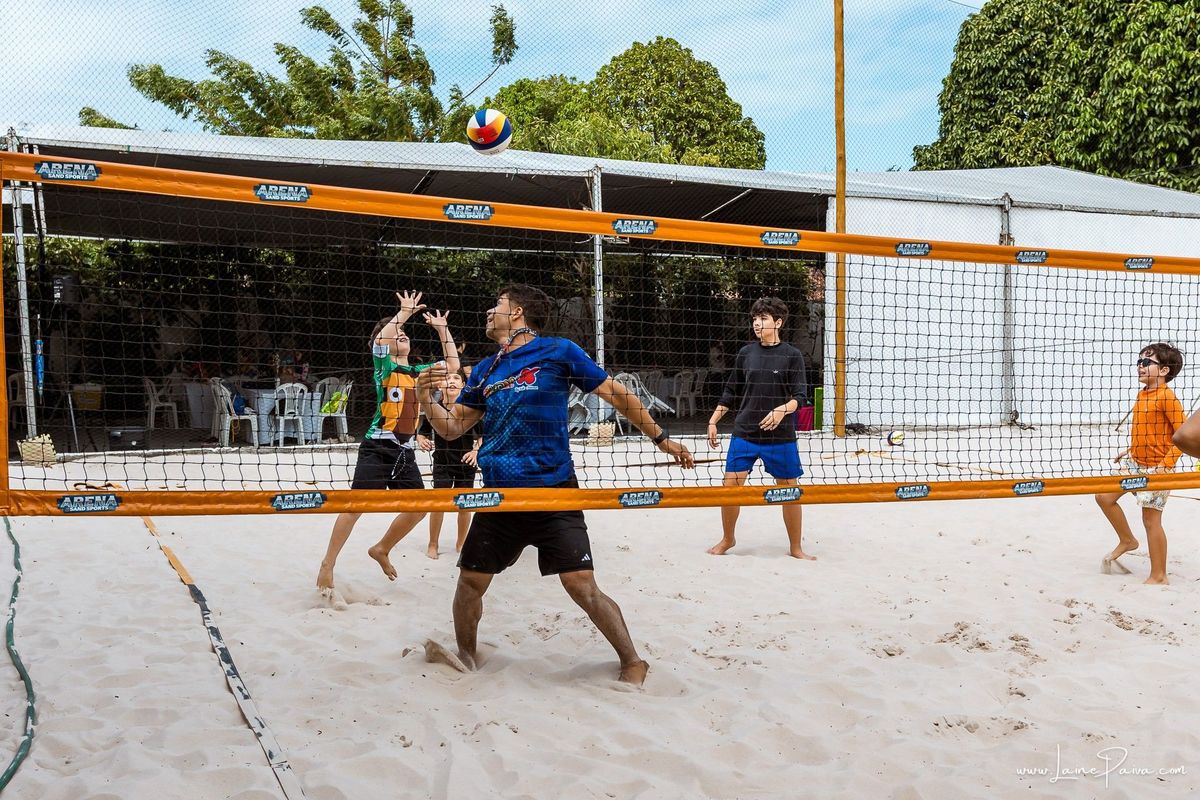 Festa de 11 anos de Malu na Arena Sandsport em Lagoa Nova, com tema balada neon, cheia de brincadeiras, diversão para as crianças e muito carinho de familiares e amigos. Com pula pula, futebol de sabão, animadores. Fotografia de aniversario infantil.