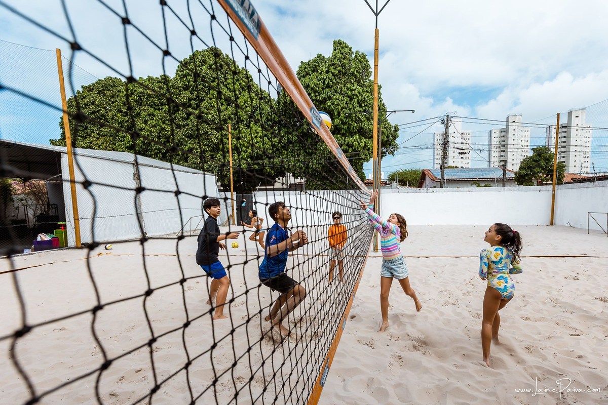 Festa de 11 anos de Malu na Arena Sandsport em Lagoa Nova, com tema balada neon, cheia de brincadeiras, diversão para as crianças e muito carinho de familiares e amigos. Com pula pula, futebol de sabão, animadores. Fotografia de aniversario infantil.