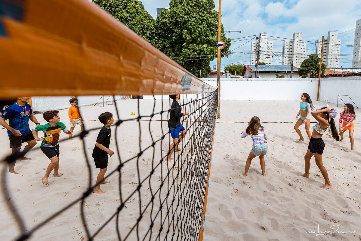 Festa de 11 anos de Malu na Arena Sandsport em Lagoa Nova, com tema balada neon, cheia de brincadeiras, diversão para as crianças e muito carinho de familiares e amigos. Com pula pula, futebol de sabão, animadores. Fotografia de aniversario infantil.