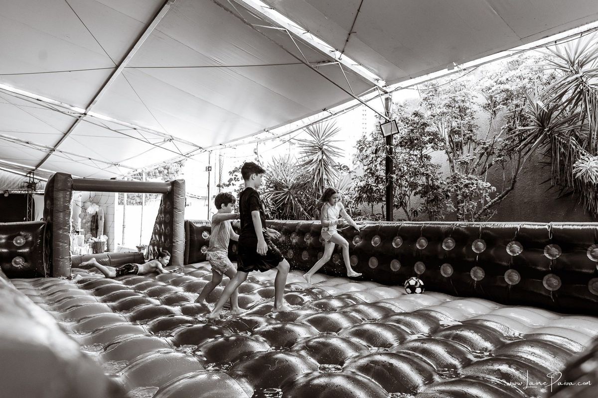 Festa de 11 anos de Malu na Arena Sandsport em Lagoa Nova, com tema balada neon, cheia de brincadeiras, diversão para as crianças e muito carinho de familiares e amigos. Com pula pula, futebol de sabão, animadores. Fotografia de aniversario infantil.