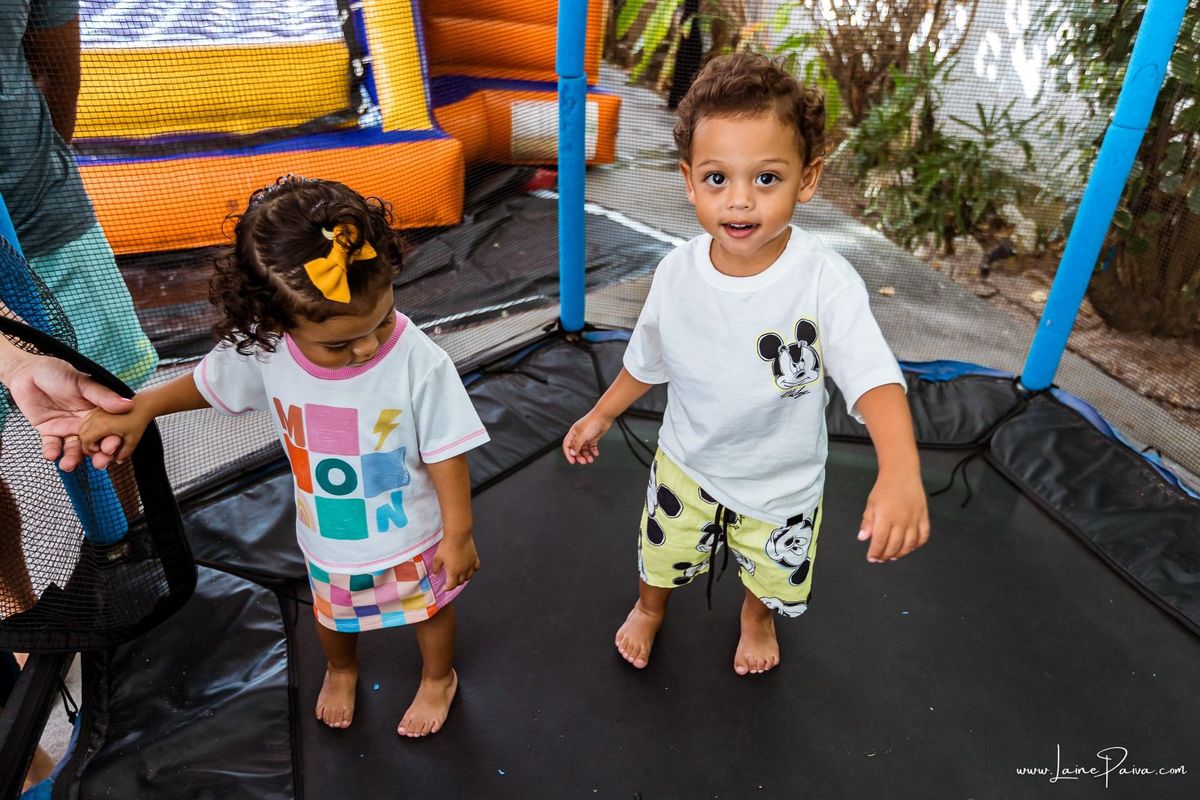 Festa de 11 anos de Malu na Arena Sandsport em Lagoa Nova, com tema balada neon, cheia de brincadeiras, diversão para as crianças e muito carinho de familiares e amigos. Com pula pula, futebol de sabão, animadores. Fotografia de aniversario infantil.