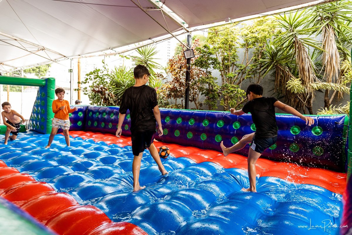 Festa de 11 anos de Malu na Arena Sandsport em Lagoa Nova, com tema balada neon, cheia de brincadeiras, diversão para as crianças e muito carinho de familiares e amigos. Com pula pula, futebol de sabão, animadores. Fotografia de aniversario infantil.