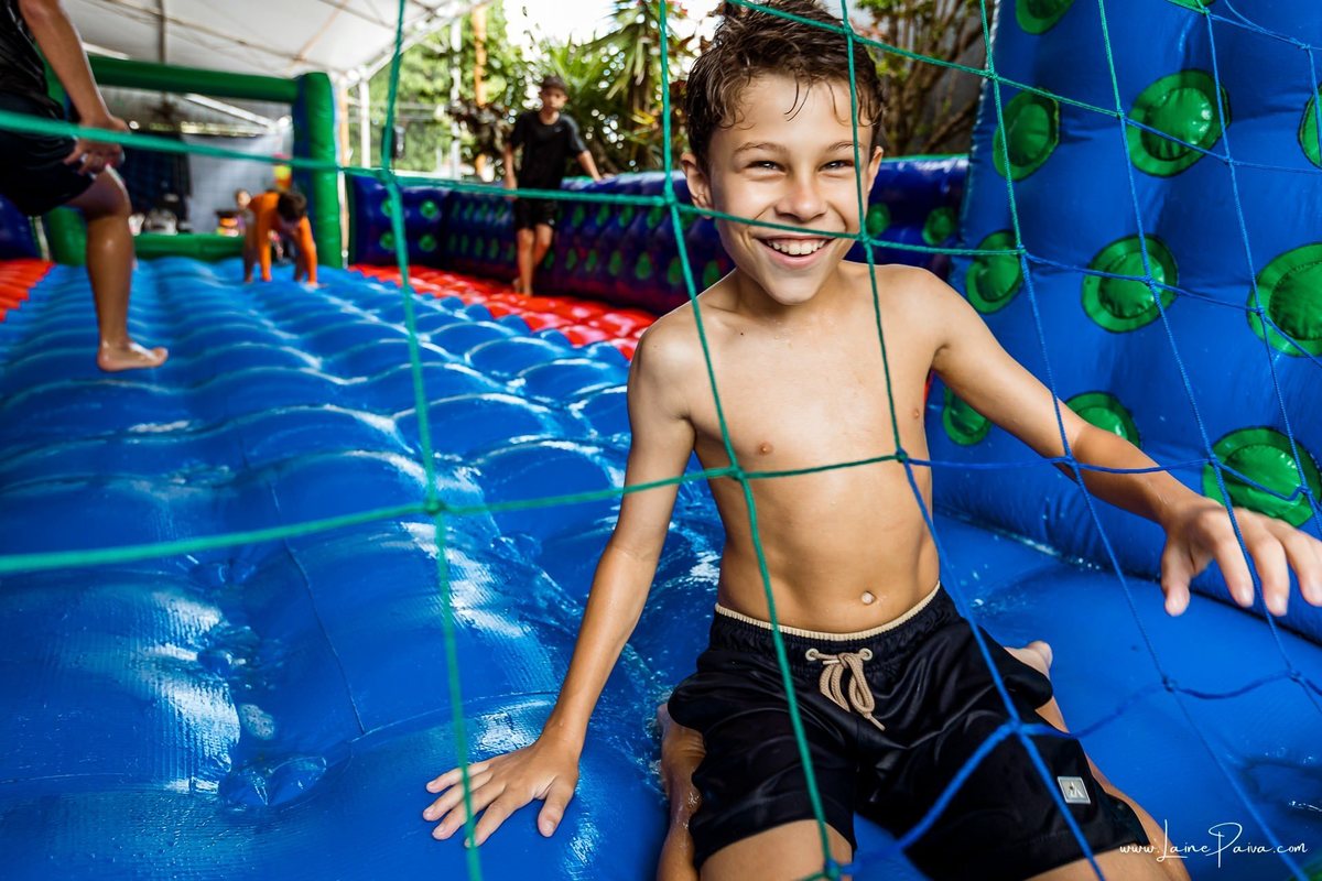 Festa de 11 anos de Malu na Arena Sandsport em Lagoa Nova, com tema balada neon, cheia de brincadeiras, diversão para as crianças e muito carinho de familiares e amigos. Com pula pula, futebol de sabão, animadores. Fotografia de aniversario infantil.