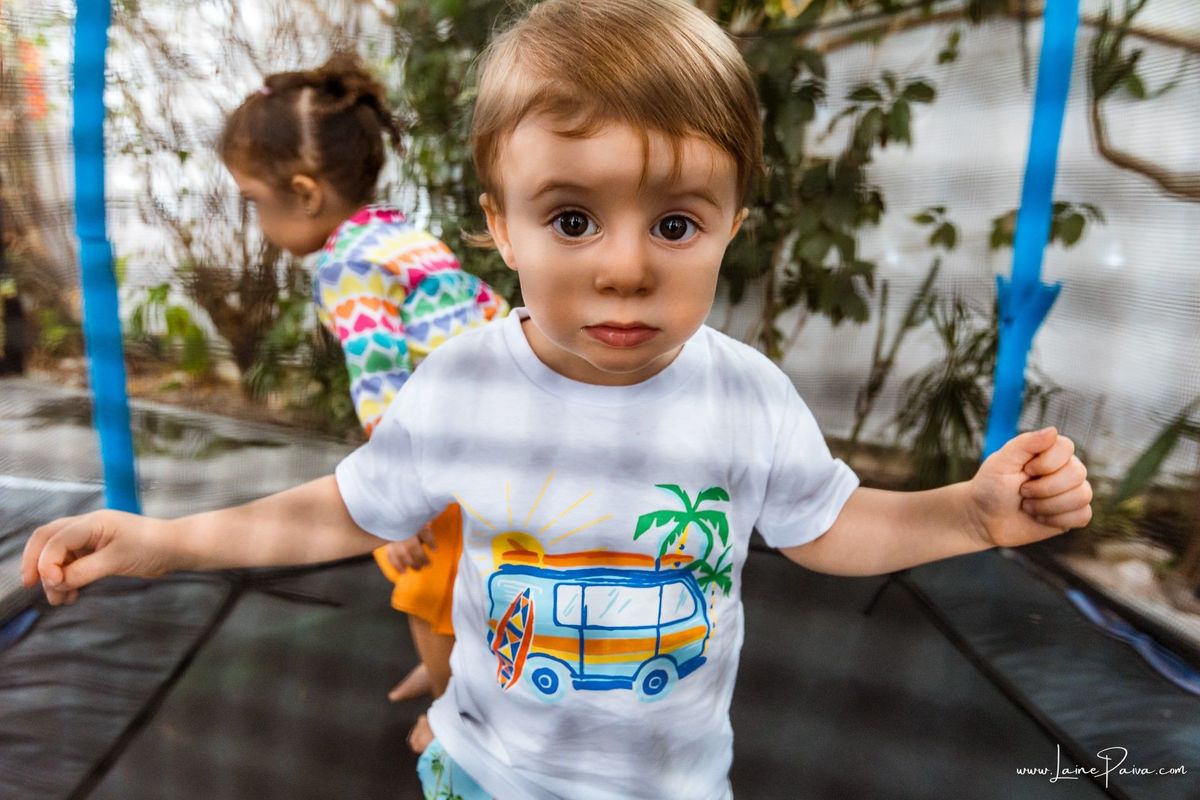 Festa de 11 anos de Malu na Arena Sandsport em Lagoa Nova, com tema balada neon, cheia de brincadeiras, diversão para as crianças e muito carinho de familiares e amigos. Com pula pula, futebol de sabão, animadores. Fotografia de aniversario infantil.