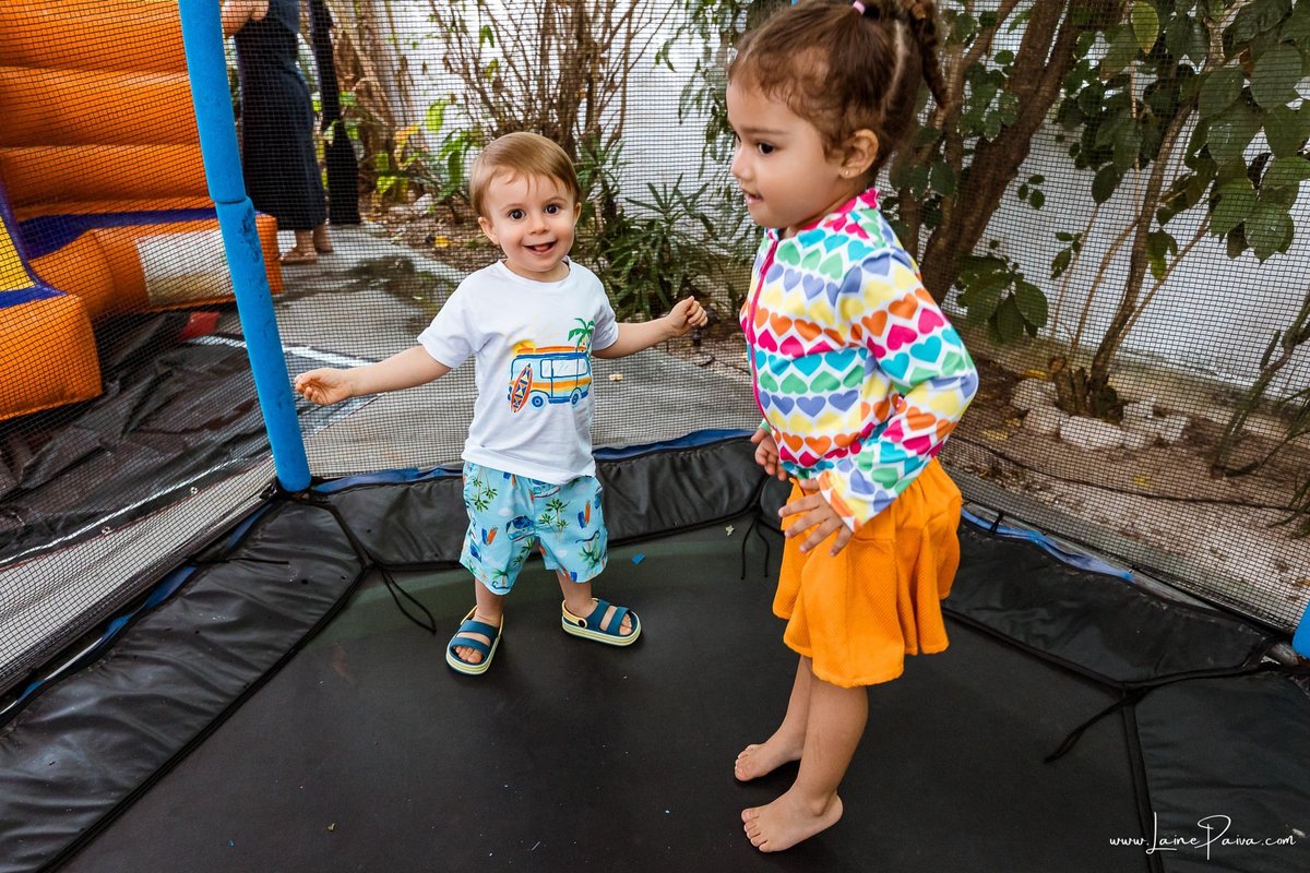Festa de 11 anos de Malu na Arena Sandsport em Lagoa Nova, com tema balada neon, cheia de brincadeiras, diversão para as crianças e muito carinho de familiares e amigos. Com pula pula, futebol de sabão, animadores. Fotografia de aniversario infantil.