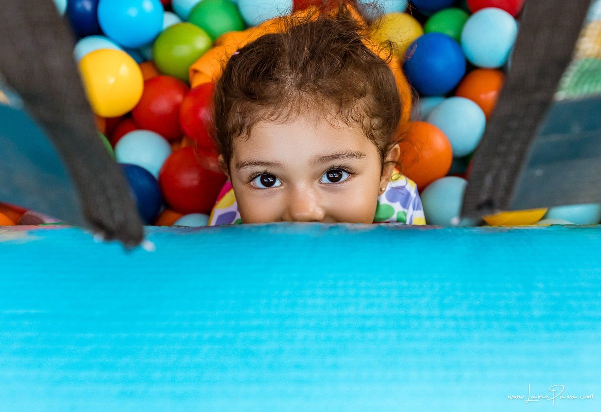 Festa de 11 anos de Malu na Arena Sandsport em Lagoa Nova, com tema balada neon, cheia de brincadeiras, diversão para as crianças e muito carinho de familiares e amigos. Com pula pula, futebol de sabão, animadores. Fotografia de aniversario infantil.