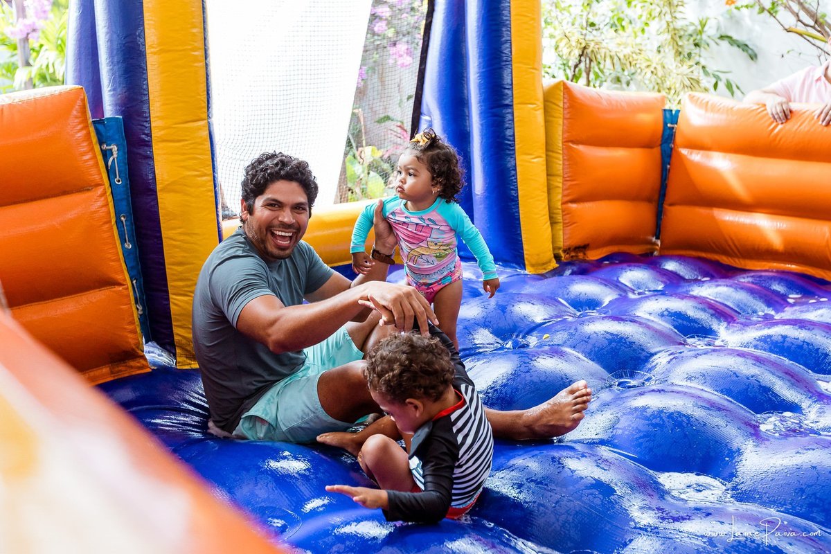 Festa de 11 anos de Malu na Arena Sandsport em Lagoa Nova, com tema balada neon, cheia de brincadeiras, diversão para as crianças e muito carinho de familiares e amigos. Com pula pula, futebol de sabão, animadores. Fotografia de aniversario infantil.