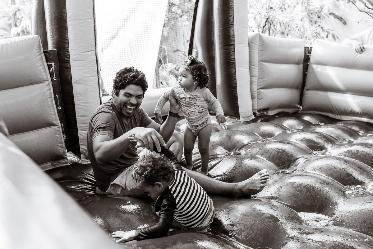 Festa de 11 anos de Malu na Arena Sandsport em Lagoa Nova, com tema balada neon, cheia de brincadeiras, diversão para as crianças e muito carinho de familiares e amigos. Com pula pula, futebol de sabão, animadores. Fotografia de aniversario infantil.