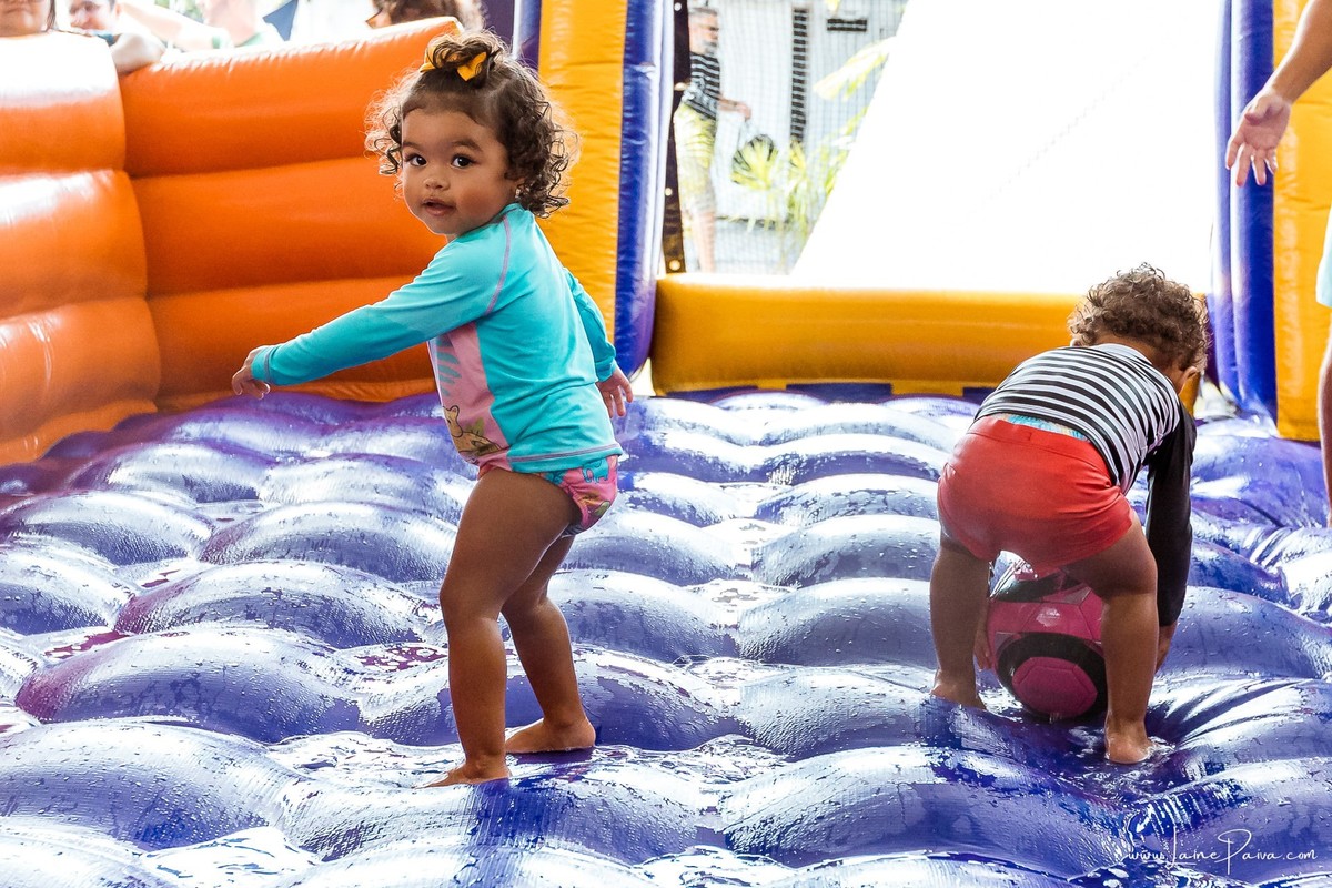 Festa de 11 anos de Malu na Arena Sandsport em Lagoa Nova, com tema balada neon, cheia de brincadeiras, diversão para as crianças e muito carinho de familiares e amigos. Com pula pula, futebol de sabão, animadores. Fotografia de aniversario infantil.