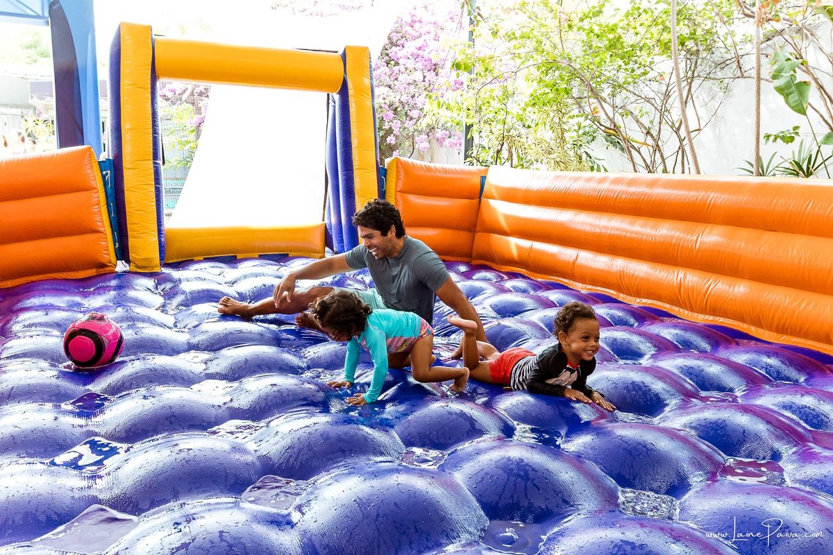 Festa de 11 anos de Malu na Arena Sandsport em Lagoa Nova, com tema balada neon, cheia de brincadeiras, diversão para as crianças e muito carinho de familiares e amigos. Com pula pula, futebol de sabão, animadores. Fotografia de aniversario infantil.