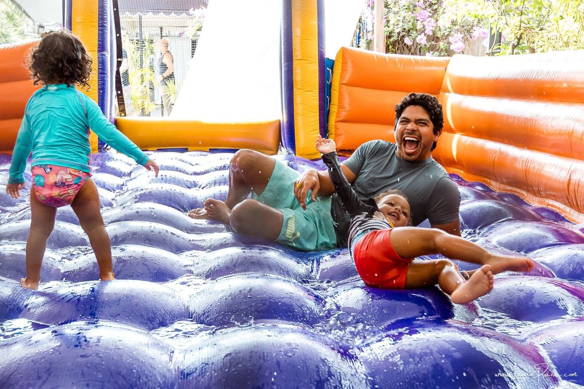 Festa de 11 anos de Malu na Arena Sandsport em Lagoa Nova, com tema balada neon, cheia de brincadeiras, diversão para as crianças e muito carinho de familiares e amigos. Com pula pula, futebol de sabão, animadores. Fotografia de aniversario infantil.