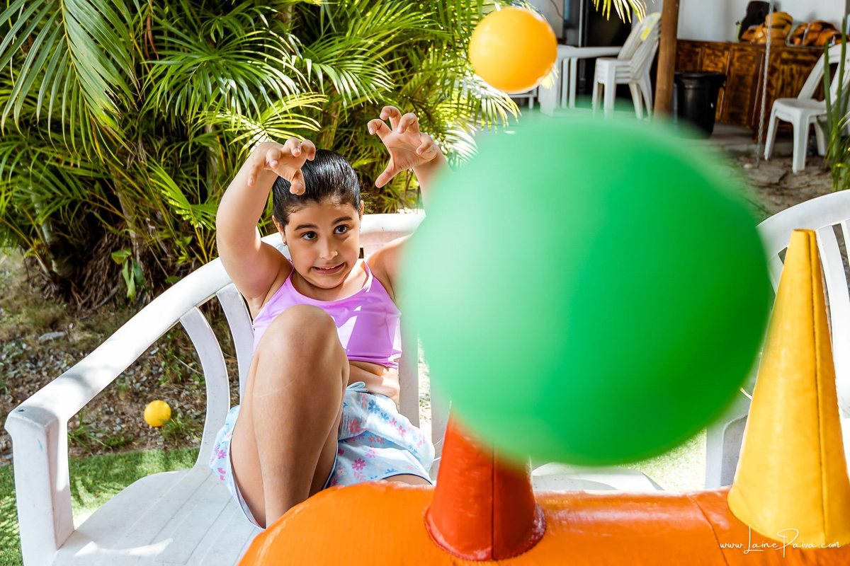 Festa de 11 anos de Malu na Arena Sandsport em Lagoa Nova, com tema balada neon, cheia de brincadeiras, diversão para as crianças e muito carinho de familiares e amigos. Com pula pula, futebol de sabão, animadores. Fotografia de aniversario infantil.