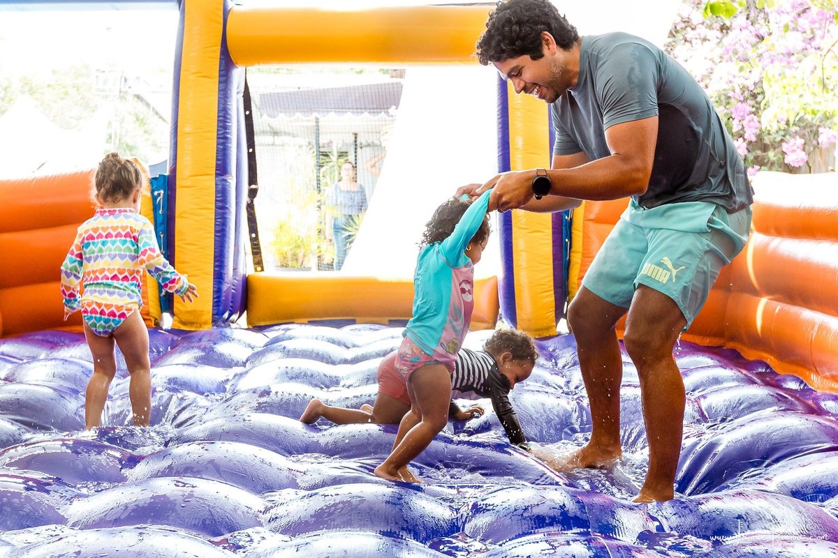 Festa de 11 anos de Malu na Arena Sandsport em Lagoa Nova, com tema balada neon, cheia de brincadeiras, diversão para as crianças e muito carinho de familiares e amigos. Com pula pula, futebol de sabão, animadores. Fotografia de aniversario infantil.