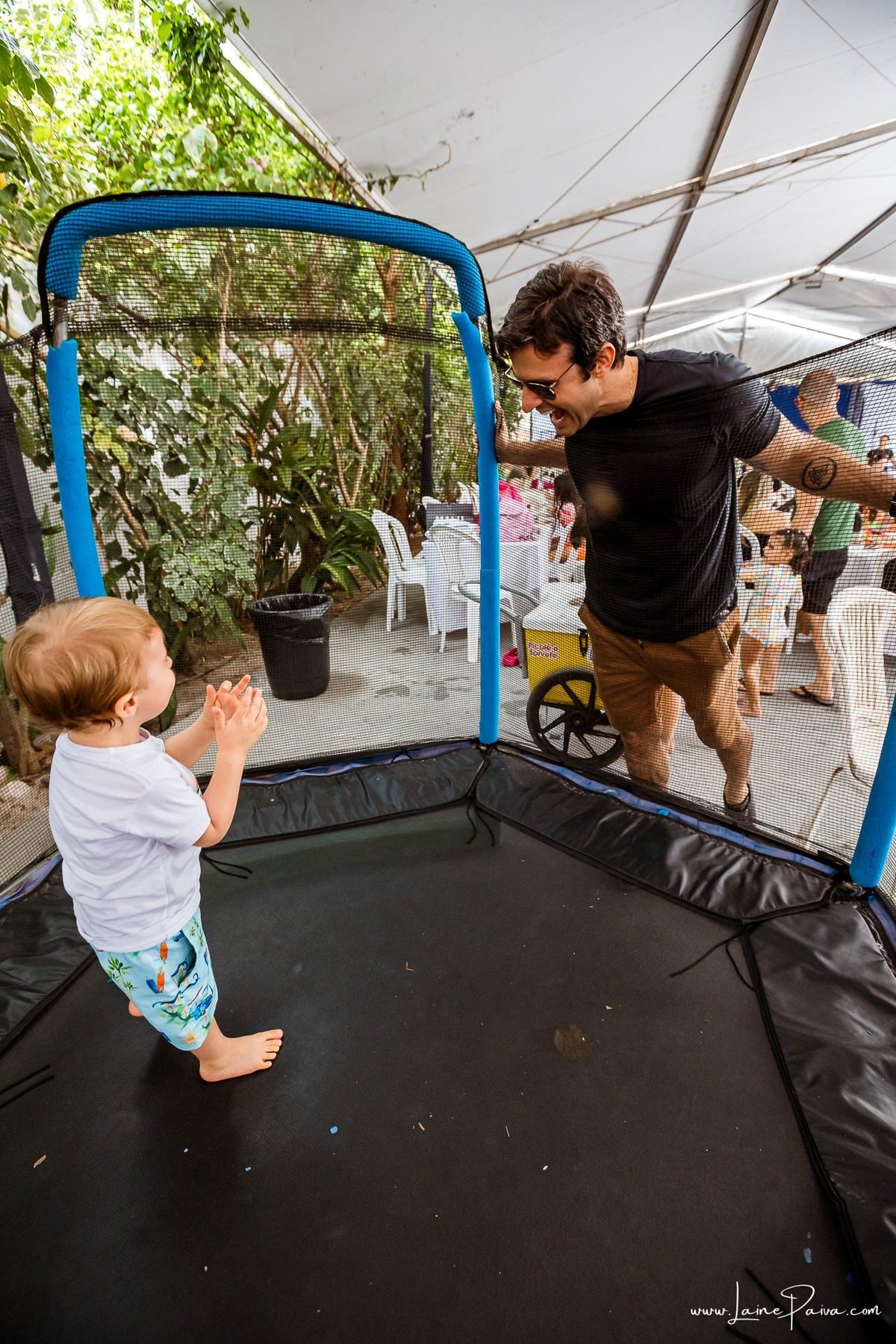 Festa de 11 anos de Malu na Arena Sandsport em Lagoa Nova, com tema balada neon, cheia de brincadeiras, diversão para as crianças e muito carinho de familiares e amigos. Com pula pula, futebol de sabão, animadores. Fotografia de aniversario infantil.