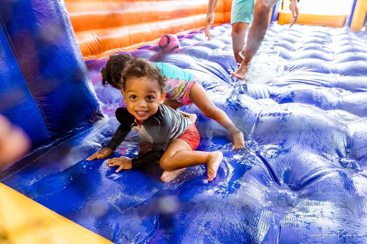 Festa de 11 anos de Malu na Arena Sandsport em Lagoa Nova, com tema balada neon, cheia de brincadeiras, diversão para as crianças e muito carinho de familiares e amigos. Com pula pula, futebol de sabão, animadores. Fotografia de aniversario infantil.