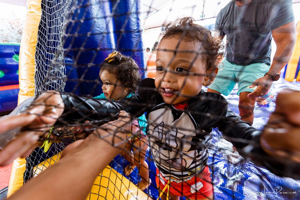 Festa de 11 anos de Malu na Arena Sandsport em Lagoa Nova, com tema balada neon, cheia de brincadeiras, diversão para as crianças e muito carinho de familiares e amigos. Com pula pula, futebol de sabão, animadores. Fotografia de aniversario infantil.
