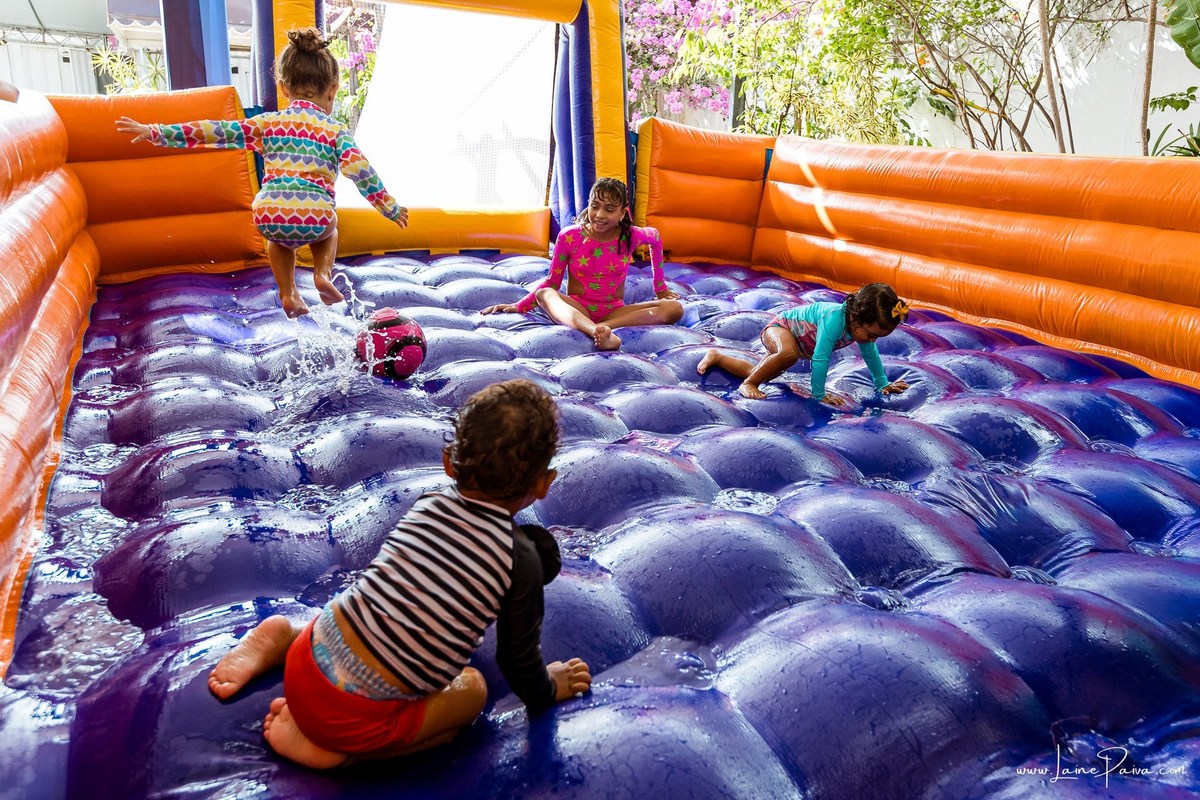 Festa de 11 anos de Malu na Arena Sandsport em Lagoa Nova, com tema balada neon, cheia de brincadeiras, diversão para as crianças e muito carinho de familiares e amigos. Com pula pula, futebol de sabão, animadores. Fotografia de aniversario infantil.