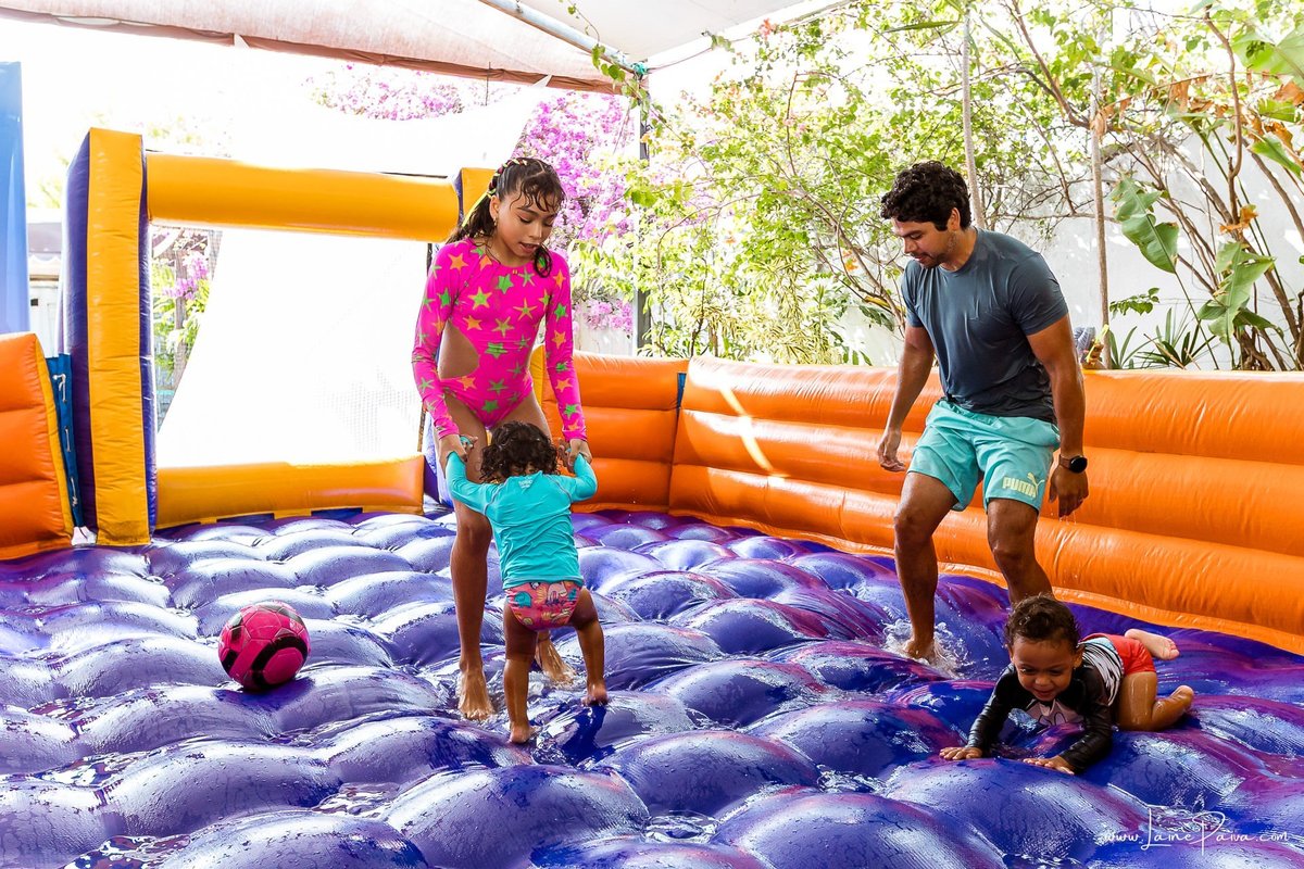 Festa de 11 anos de Malu na Arena Sandsport em Lagoa Nova, com tema balada neon, cheia de brincadeiras, diversão para as crianças e muito carinho de familiares e amigos. Com pula pula, futebol de sabão, animadores. Fotografia de aniversario infantil.
