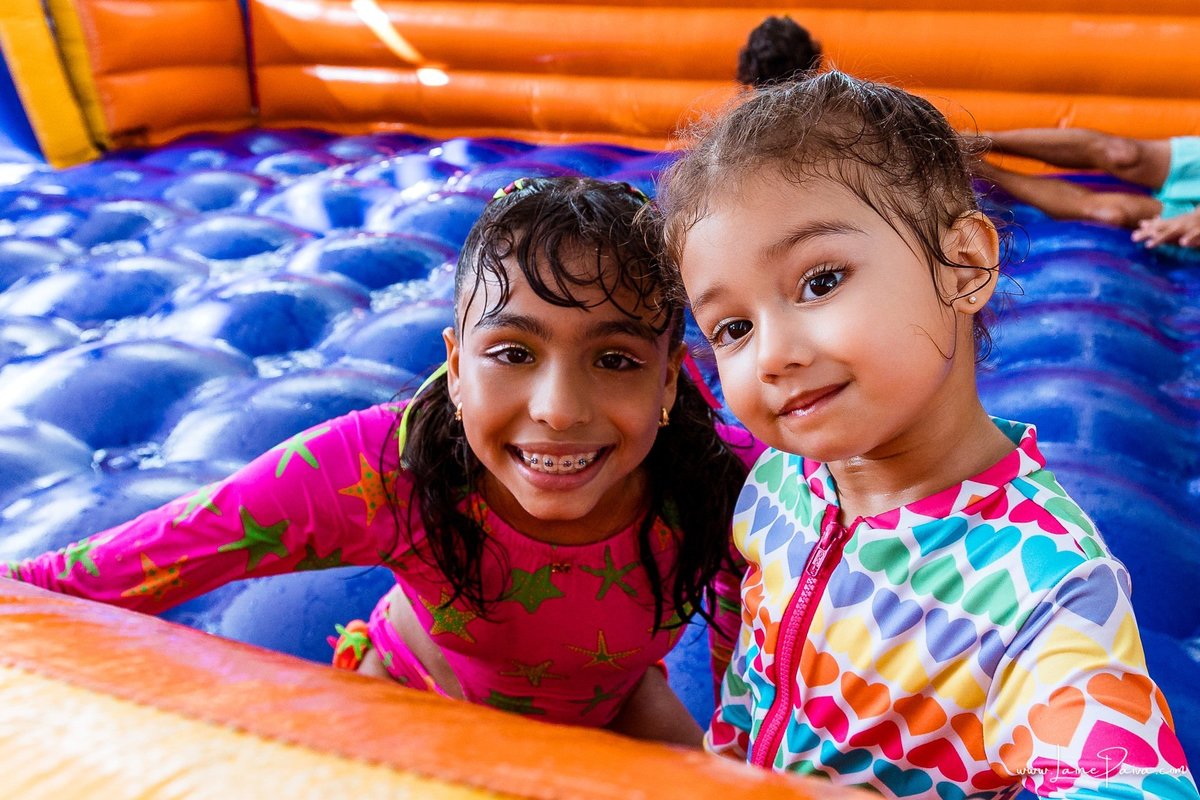 Festa de 11 anos de Malu na Arena Sandsport em Lagoa Nova, com tema balada neon, cheia de brincadeiras, diversão para as crianças e muito carinho de familiares e amigos. Com pula pula, futebol de sabão, animadores. Fotografia de aniversario infantil.