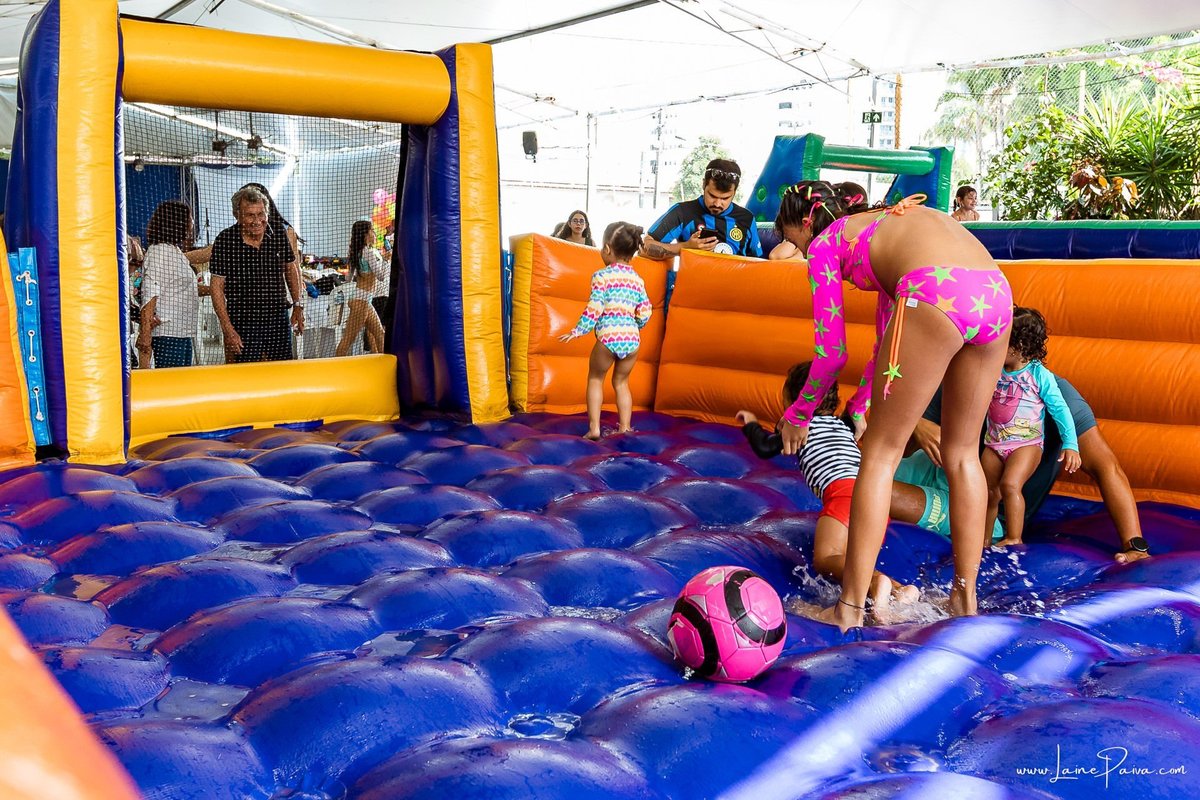 Festa de 11 anos de Malu na Arena Sandsport em Lagoa Nova, com tema balada neon, cheia de brincadeiras, diversão para as crianças e muito carinho de familiares e amigos. Com pula pula, futebol de sabão, animadores. Fotografia de aniversario infantil.