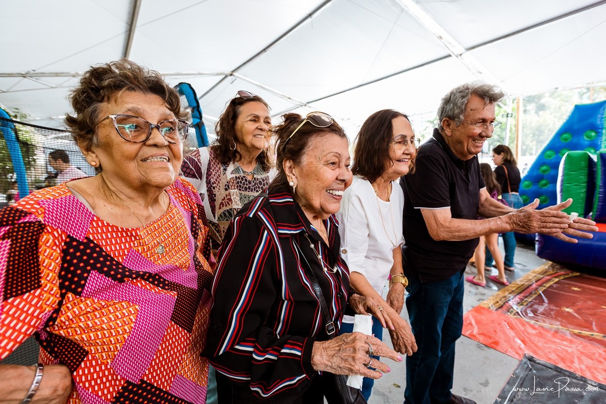 Festa de 11 anos de Malu na Arena Sandsport em Lagoa Nova, com tema balada neon, cheia de brincadeiras, diversão para as crianças e muito carinho de familiares e amigos. Com pula pula, futebol de sabão, animadores. Fotografia de aniversario infantil.