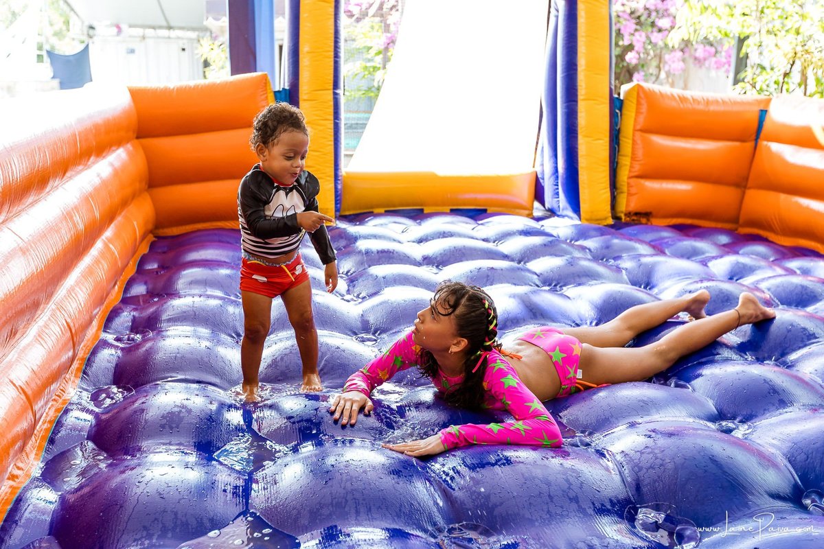 Festa de 11 anos de Malu na Arena Sandsport em Lagoa Nova, com tema balada neon, cheia de brincadeiras, diversão para as crianças e muito carinho de familiares e amigos. Com pula pula, futebol de sabão, animadores. Fotografia de aniversario infantil.