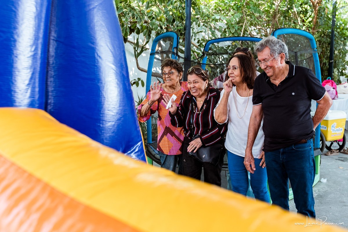 Festa de 11 anos de Malu na Arena Sandsport em Lagoa Nova, com tema balada neon, cheia de brincadeiras, diversão para as crianças e muito carinho de familiares e amigos. Com pula pula, futebol de sabão, animadores. Fotografia de aniversario infantil.